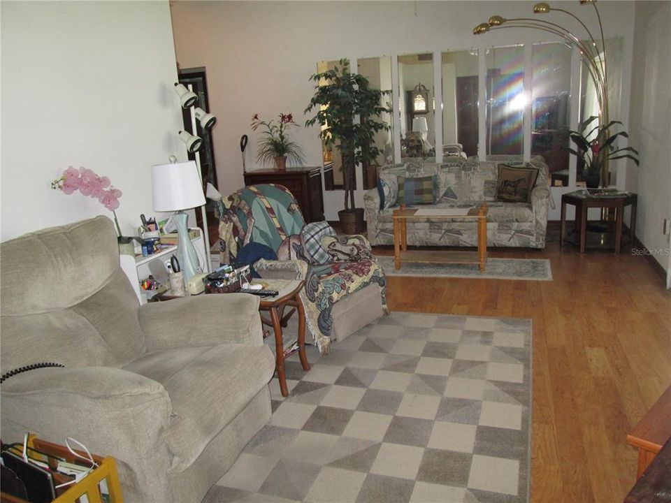 Activo con contrato: $359,900 (3 camas, 2 baños, 1640 Pies cuadrados)
