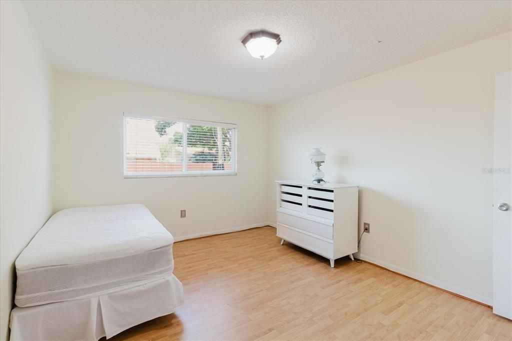 For Sale: $115,000 (2 beds, 1 baths, 870 Square Feet)