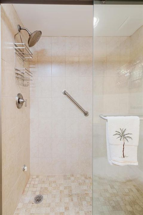 For Sale: $115,000 (2 beds, 1 baths, 870 Square Feet)