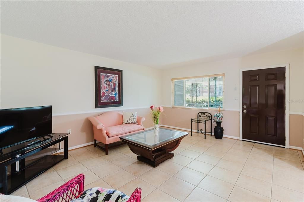 For Sale: $115,000 (2 beds, 1 baths, 870 Square Feet)