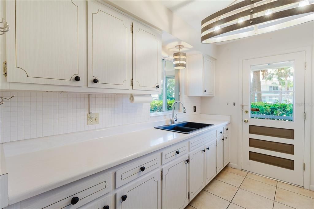 For Sale: $115,000 (2 beds, 1 baths, 870 Square Feet)