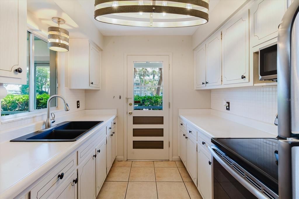 For Sale: $115,000 (2 beds, 1 baths, 870 Square Feet)