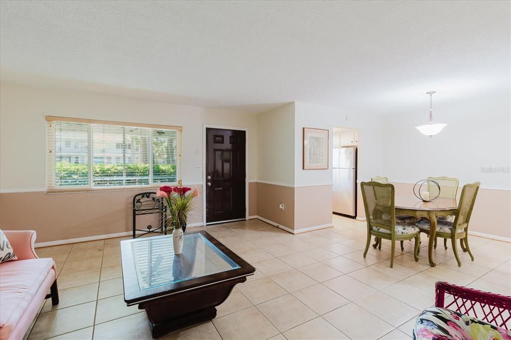 For Sale: $115,000 (2 beds, 1 baths, 870 Square Feet)