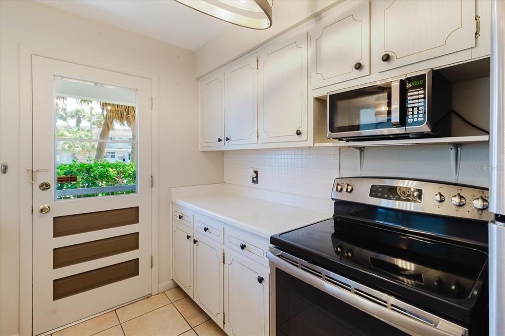 For Sale: $115,000 (2 beds, 1 baths, 870 Square Feet)