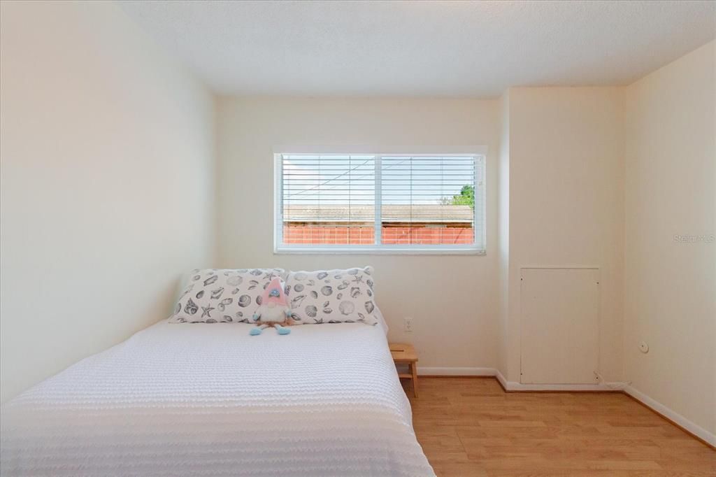 For Sale: $115,000 (2 beds, 1 baths, 870 Square Feet)