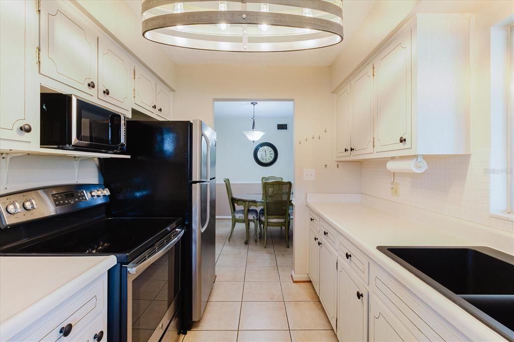 For Sale: $115,000 (2 beds, 1 baths, 870 Square Feet)