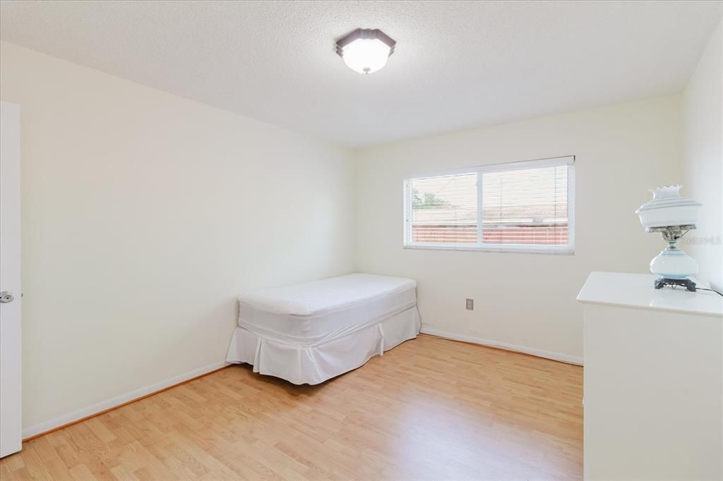 For Sale: $115,000 (2 beds, 1 baths, 870 Square Feet)