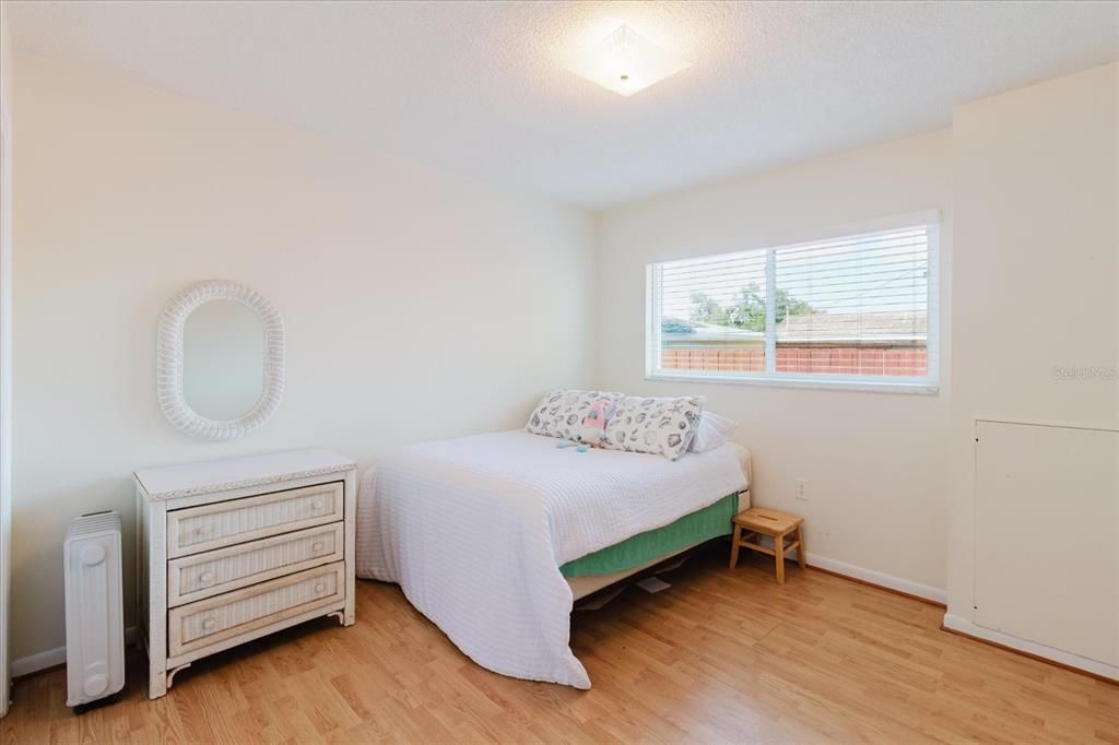 For Sale: $115,000 (2 beds, 1 baths, 870 Square Feet)