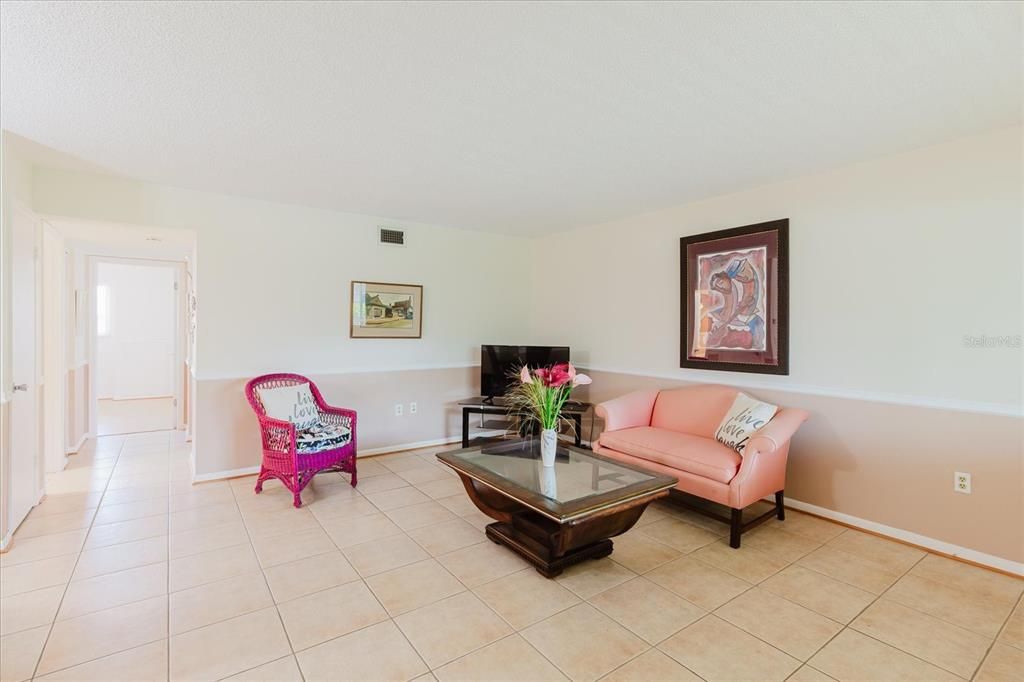 For Sale: $115,000 (2 beds, 1 baths, 870 Square Feet)