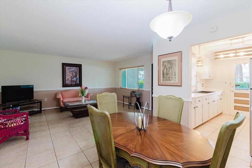 For Sale: $115,000 (2 beds, 1 baths, 870 Square Feet)