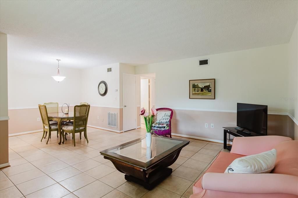 For Sale: $115,000 (2 beds, 1 baths, 870 Square Feet)