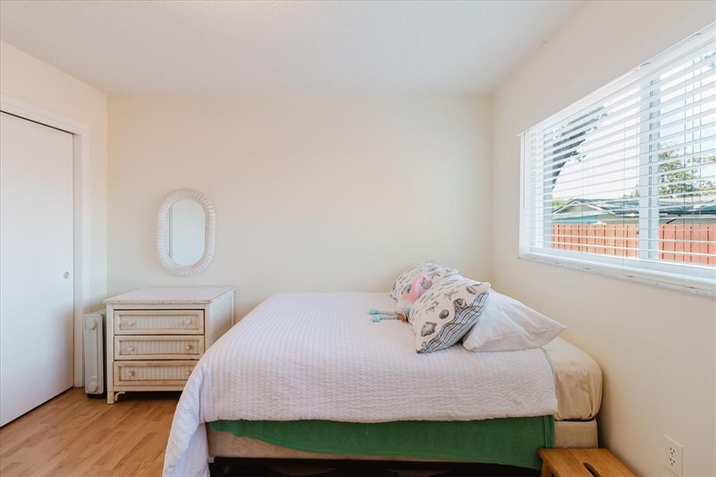 For Sale: $115,000 (2 beds, 1 baths, 870 Square Feet)