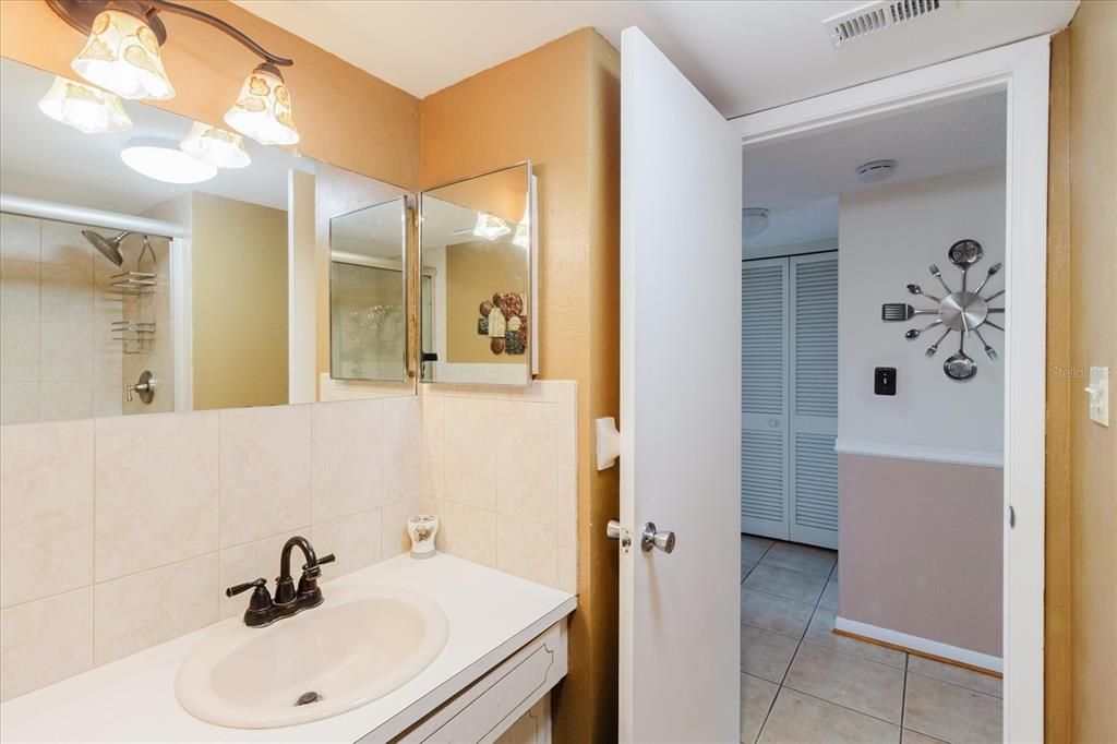 For Sale: $115,000 (2 beds, 1 baths, 870 Square Feet)