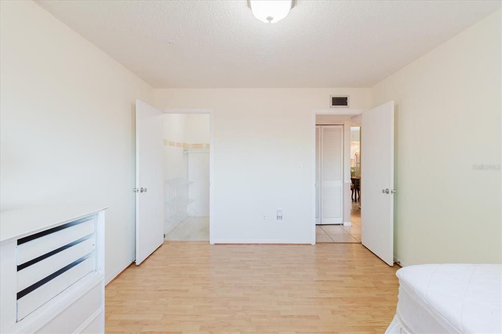 For Sale: $115,000 (2 beds, 1 baths, 870 Square Feet)