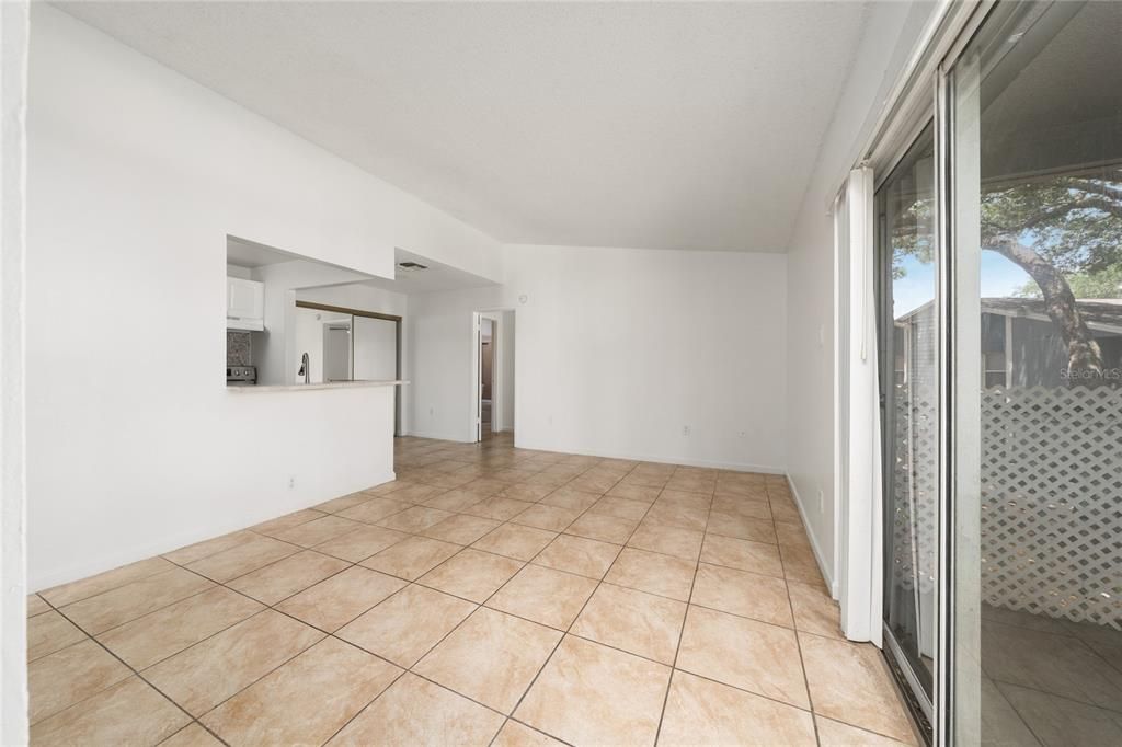 На продажу: $129,990 (2 спален, 2 ванн, 910 Квадратных фут)