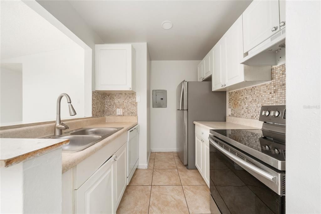 На продажу: $129,990 (2 спален, 2 ванн, 910 Квадратных фут)