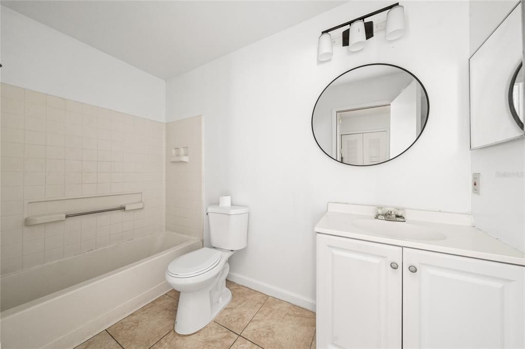 На продажу: $129,990 (2 спален, 2 ванн, 910 Квадратных фут)