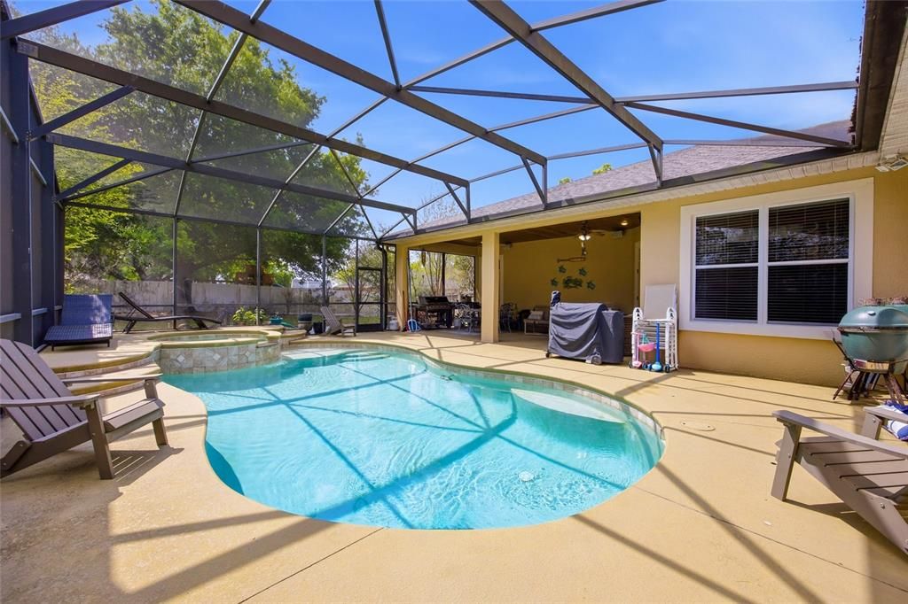 Activo con contrato: $825,000 (5 camas, 3 baños, 3417 Pies cuadrados)