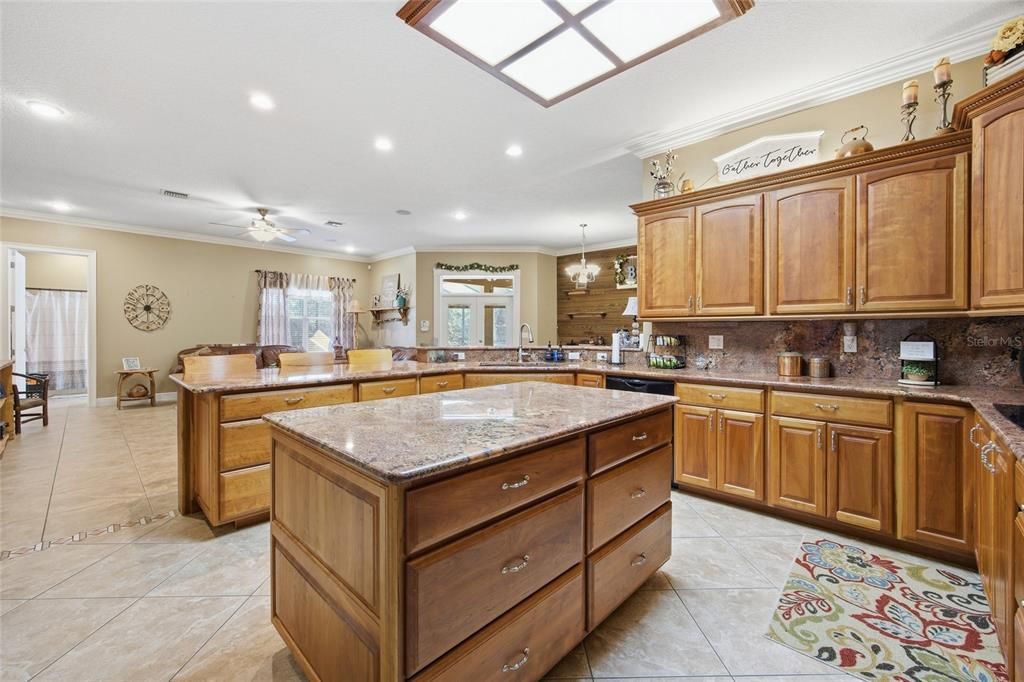 Activo con contrato: $825,000 (5 camas, 3 baños, 3417 Pies cuadrados)