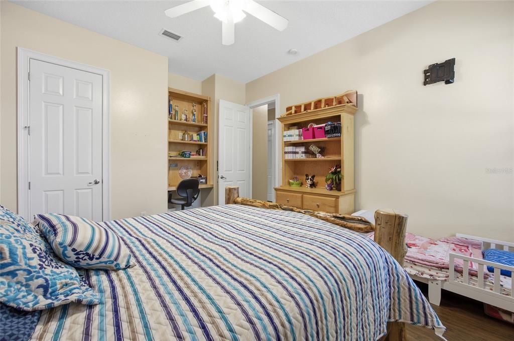 Activo con contrato: $825,000 (5 camas, 3 baños, 3417 Pies cuadrados)