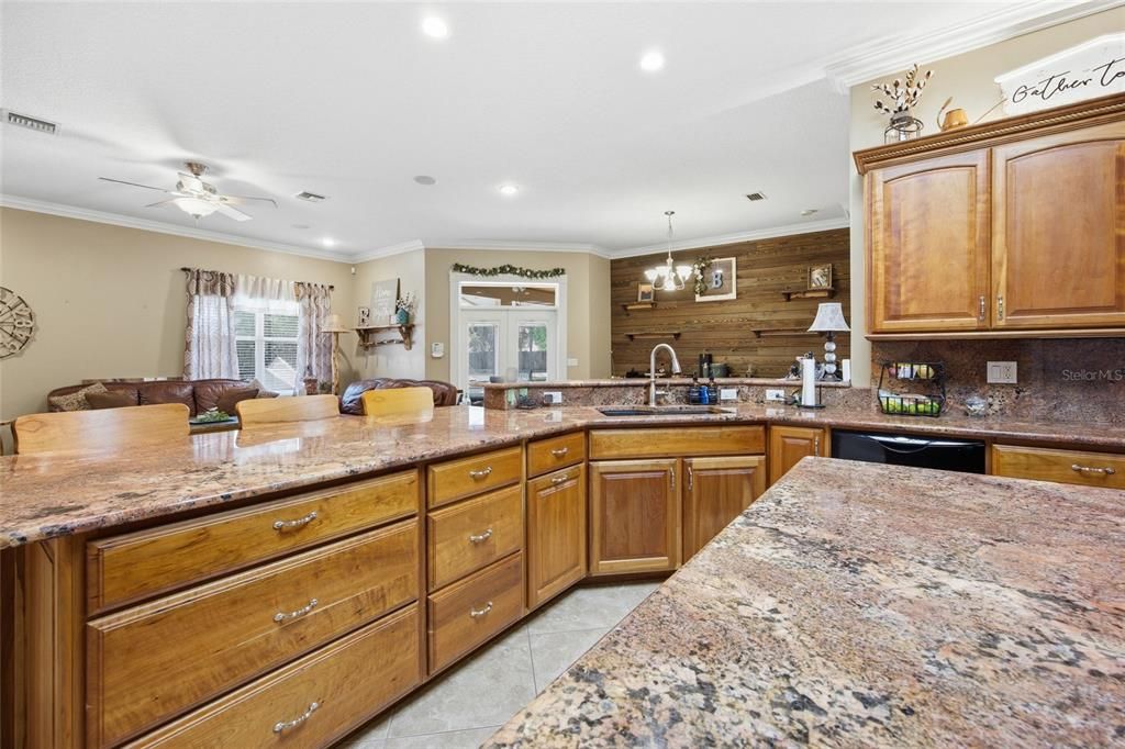 Activo con contrato: $825,000 (5 camas, 3 baños, 3417 Pies cuadrados)
