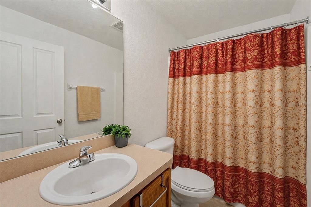 Activo con contrato: $309,900 (4 camas, 2 baños, 1799 Pies cuadrados)