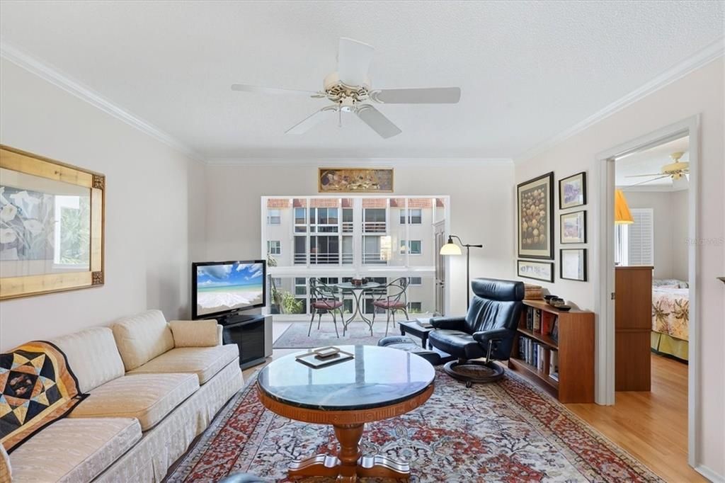 For Sale: $349,000 (2 beds, 2 baths, 1085 Square Feet)