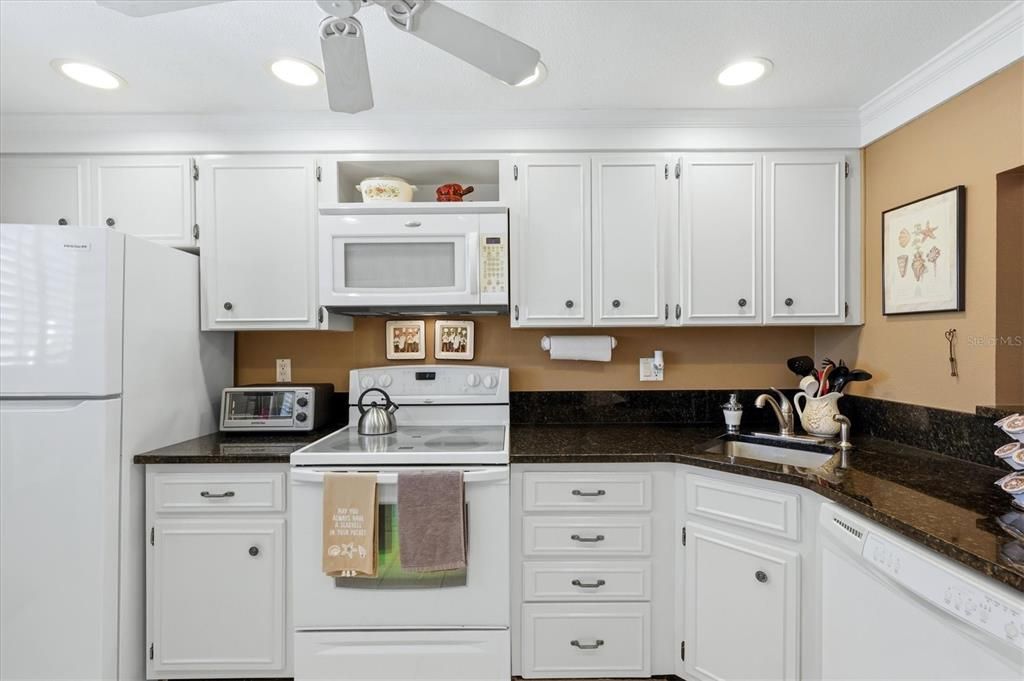 For Sale: $349,000 (2 beds, 2 baths, 1085 Square Feet)