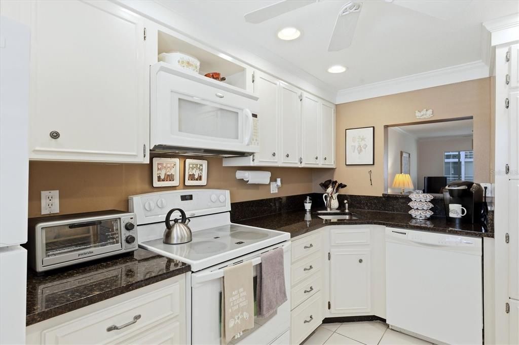 For Sale: $349,000 (2 beds, 2 baths, 1085 Square Feet)