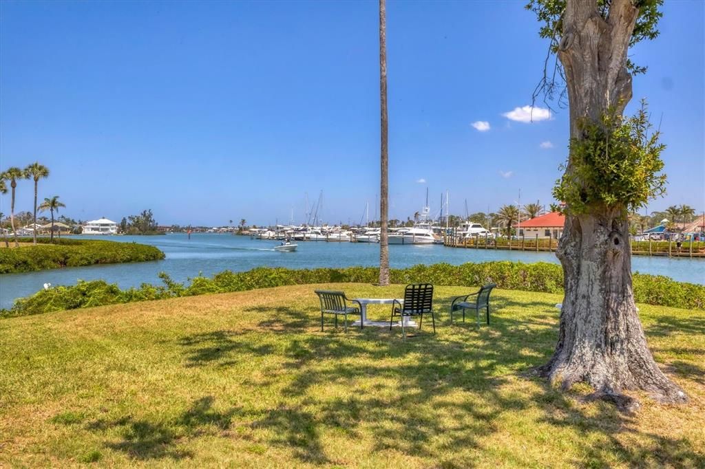 For Sale: $349,000 (2 beds, 2 baths, 1085 Square Feet)