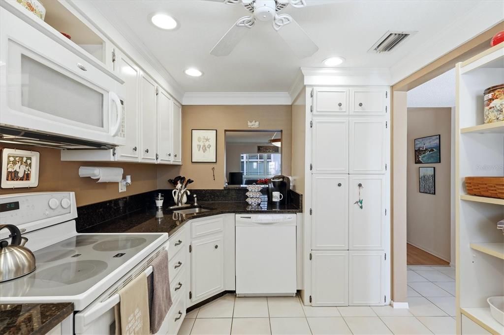 For Sale: $349,000 (2 beds, 2 baths, 1085 Square Feet)