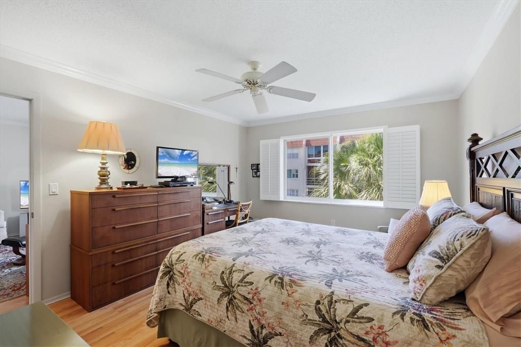 For Sale: $349,000 (2 beds, 2 baths, 1085 Square Feet)