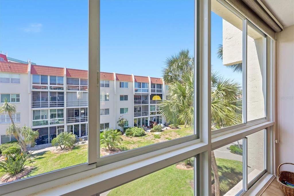 For Sale: $349,000 (2 beds, 2 baths, 1085 Square Feet)