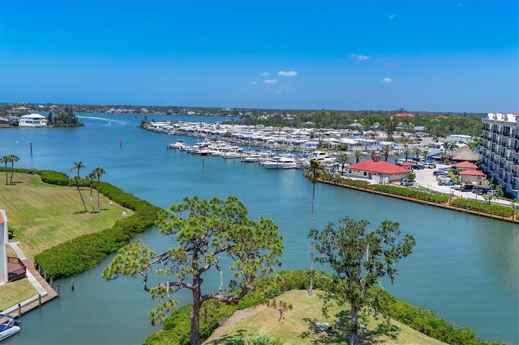 For Sale: $349,000 (2 beds, 2 baths, 1085 Square Feet)