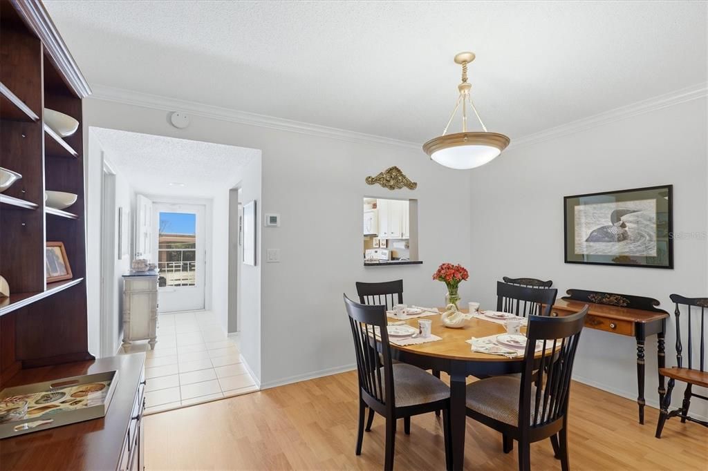 For Sale: $349,000 (2 beds, 2 baths, 1085 Square Feet)