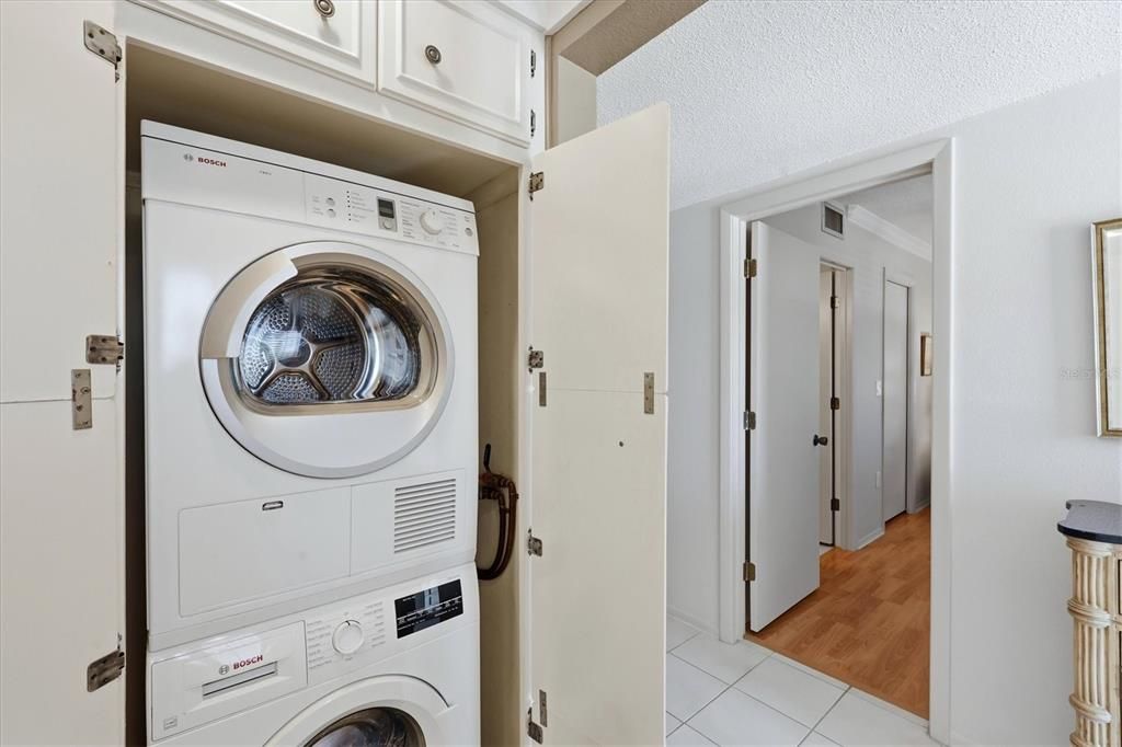 For Sale: $349,000 (2 beds, 2 baths, 1085 Square Feet)
