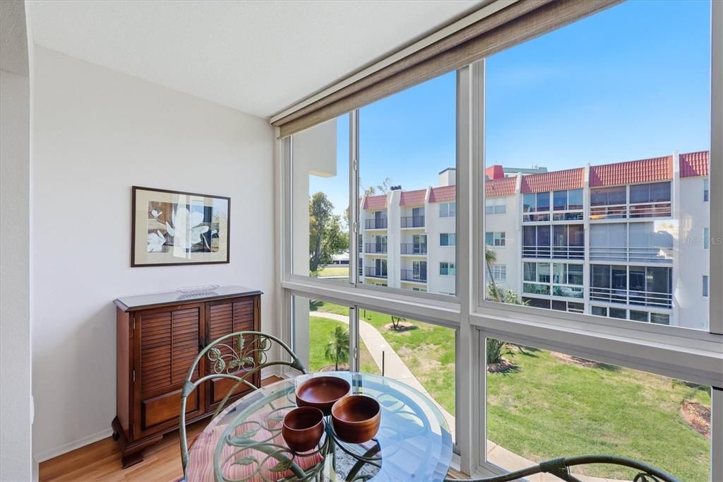 For Sale: $349,000 (2 beds, 2 baths, 1085 Square Feet)