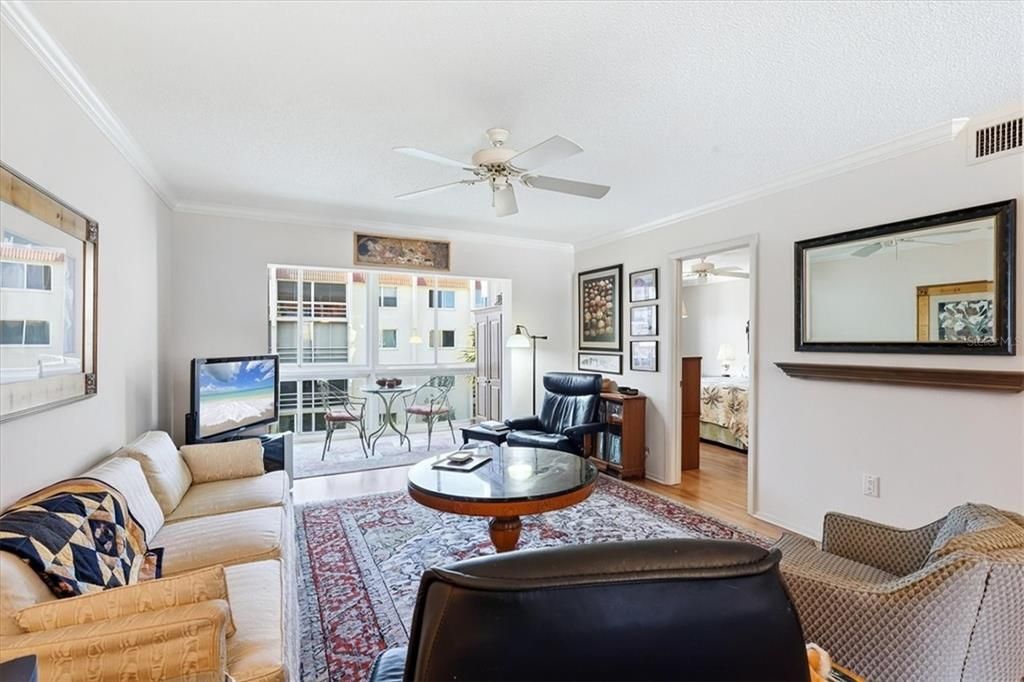 For Sale: $349,000 (2 beds, 2 baths, 1085 Square Feet)
