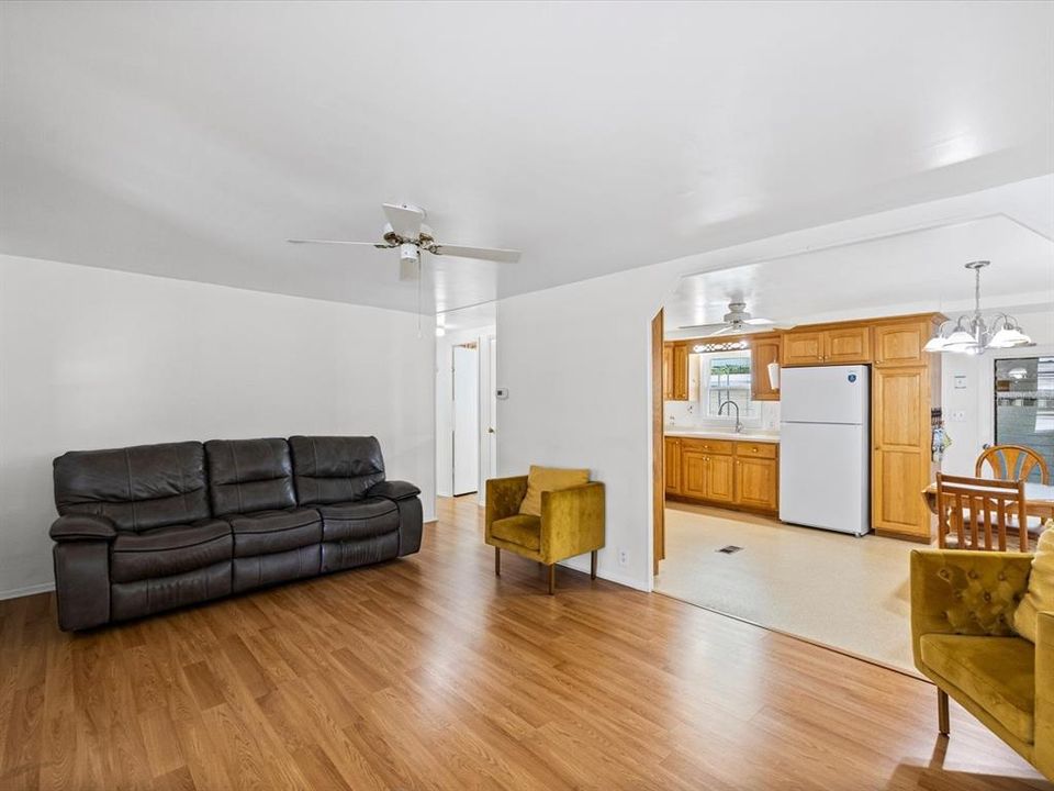 For Sale: $155,000 (2 beds, 1 baths, 1100 Square Feet)