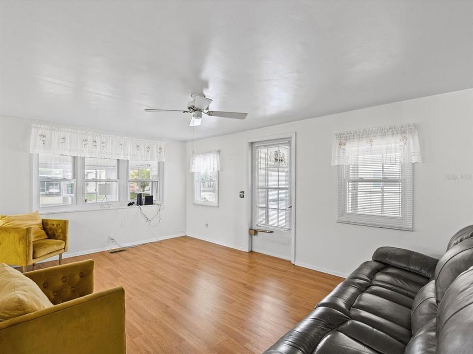 For Sale: $155,000 (2 beds, 1 baths, 1100 Square Feet)