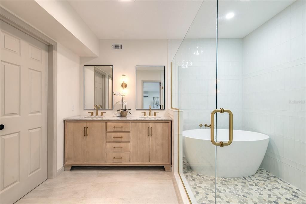 En Venta: $659,000 (4 camas, 3 baños, 2468 Pies cuadrados)