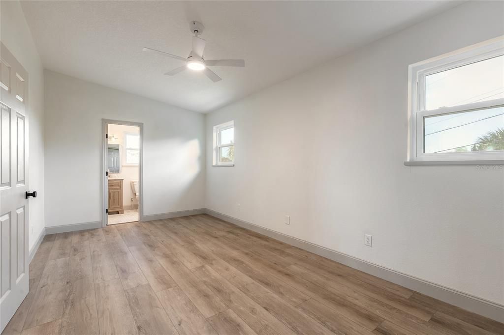 En Venta: $659,000 (4 camas, 3 baños, 2468 Pies cuadrados)