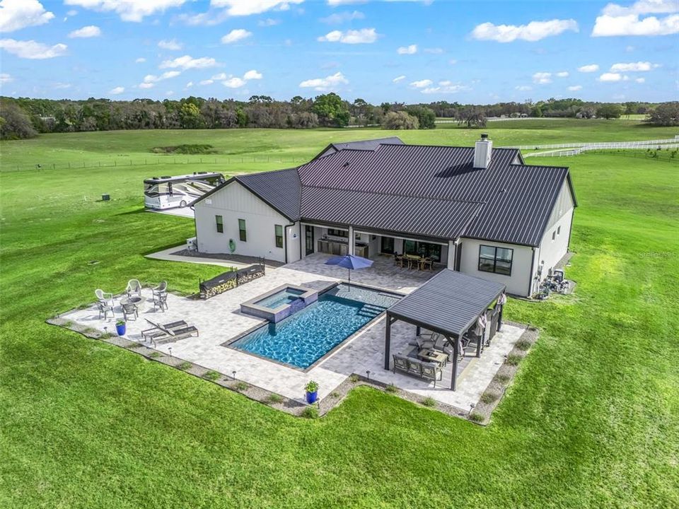 Activo con contrato: $1,399,000 (4 camas, 4 baños, 3540 Pies cuadrados)