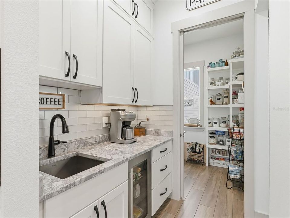 Activo con contrato: $1,399,000 (4 camas, 4 baños, 3540 Pies cuadrados)