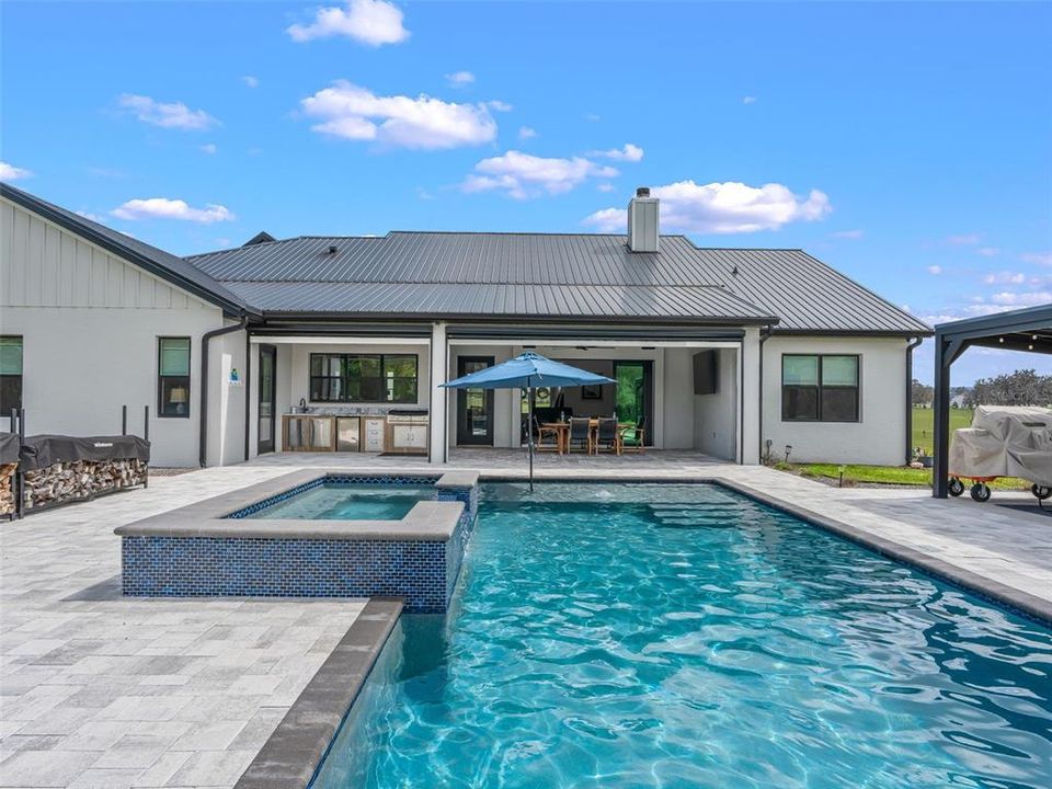 Activo con contrato: $1,399,000 (4 camas, 4 baños, 3540 Pies cuadrados)