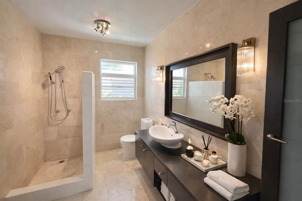 En Venta: $1,249,000 (4 camas, 3 baños, 2278 Pies cuadrados)