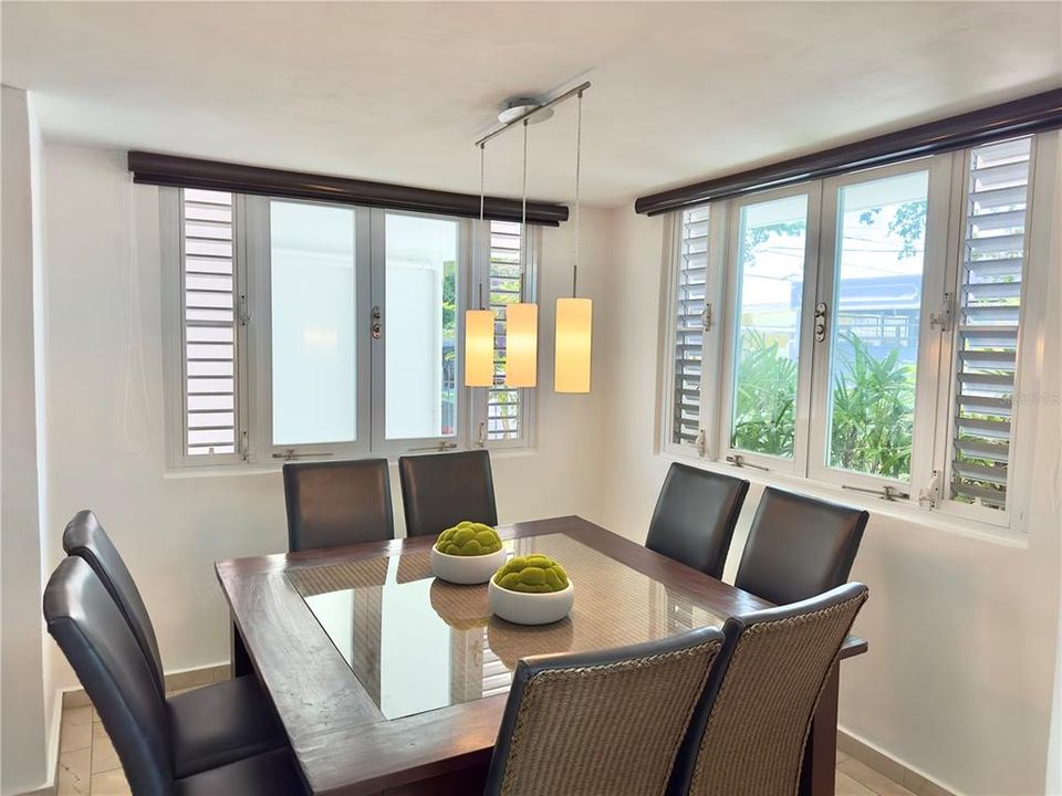 En Venta: $1,249,000 (4 camas, 3 baños, 2278 Pies cuadrados)