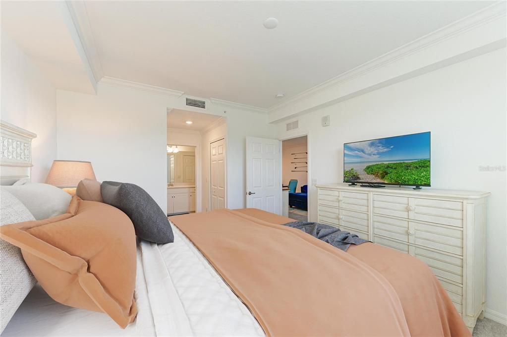 For Sale: $279,000 (2 beds, 2 baths, 1121 Square Feet)