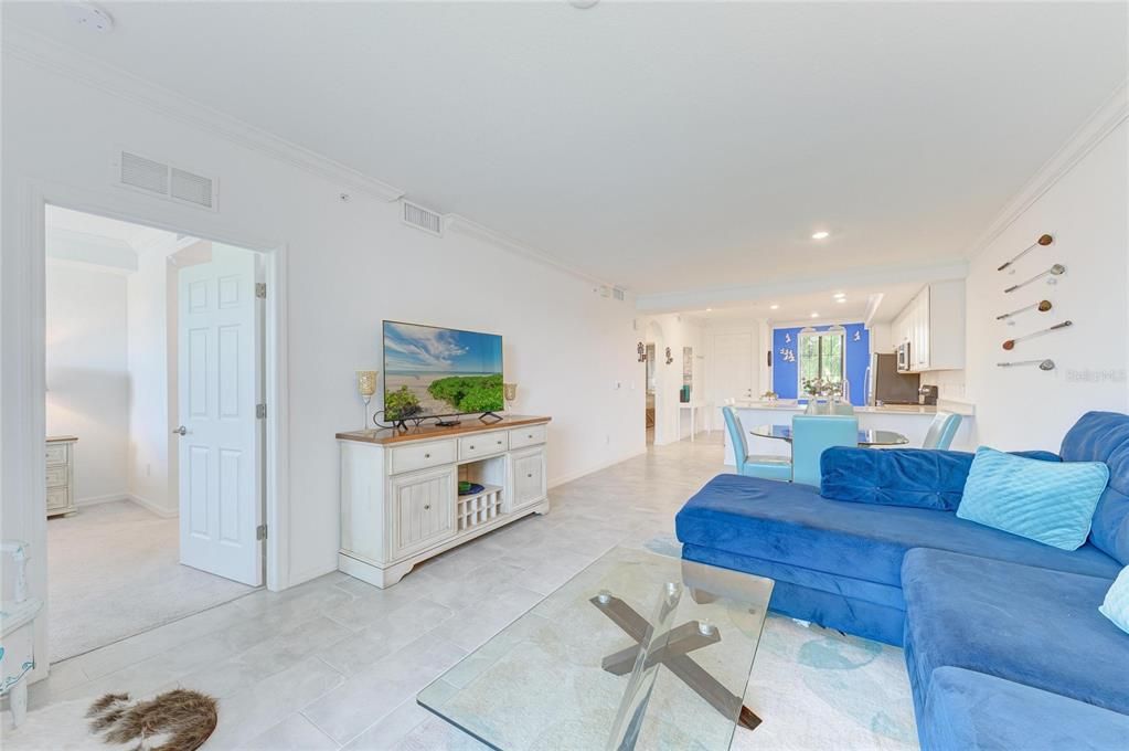 For Sale: $279,000 (2 beds, 2 baths, 1121 Square Feet)