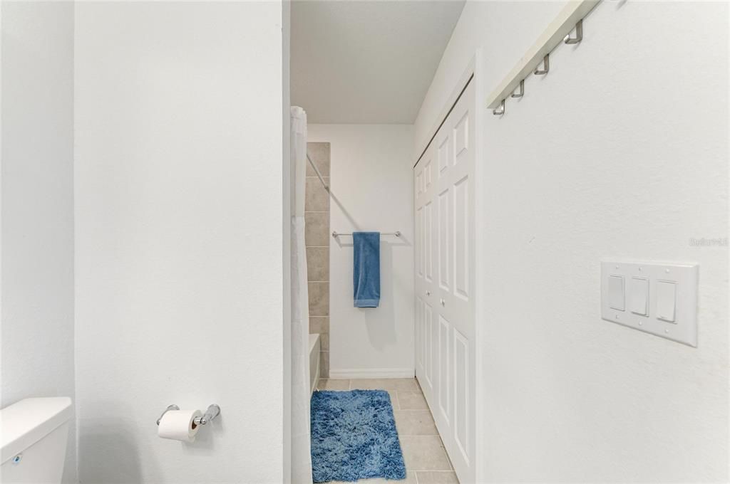 For Sale: $279,000 (2 beds, 2 baths, 1121 Square Feet)